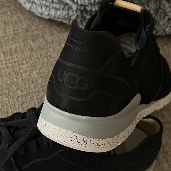 NEW UGG TYE BLACK - Picture 6 of 10